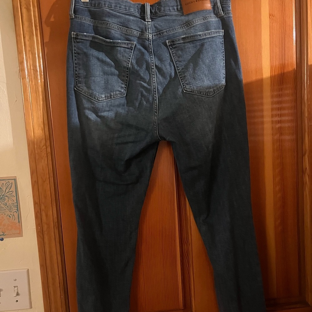 Lucky Brand Relaxed Fit Medium Blue Jeans - Picture 3 of 3